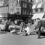 125730 Afbeelding van een (geënsceneerd) ongeluk tussen een auto en een scooter op de hoek van de Ganzenmarkt en de ...